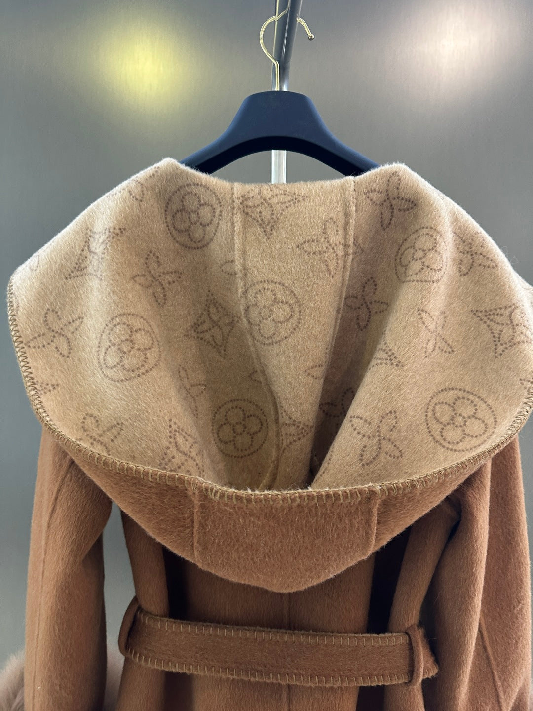 L 25fw Wool blend coat with detachable cuffs made of imported white fox fur(BROWN/GRAY)