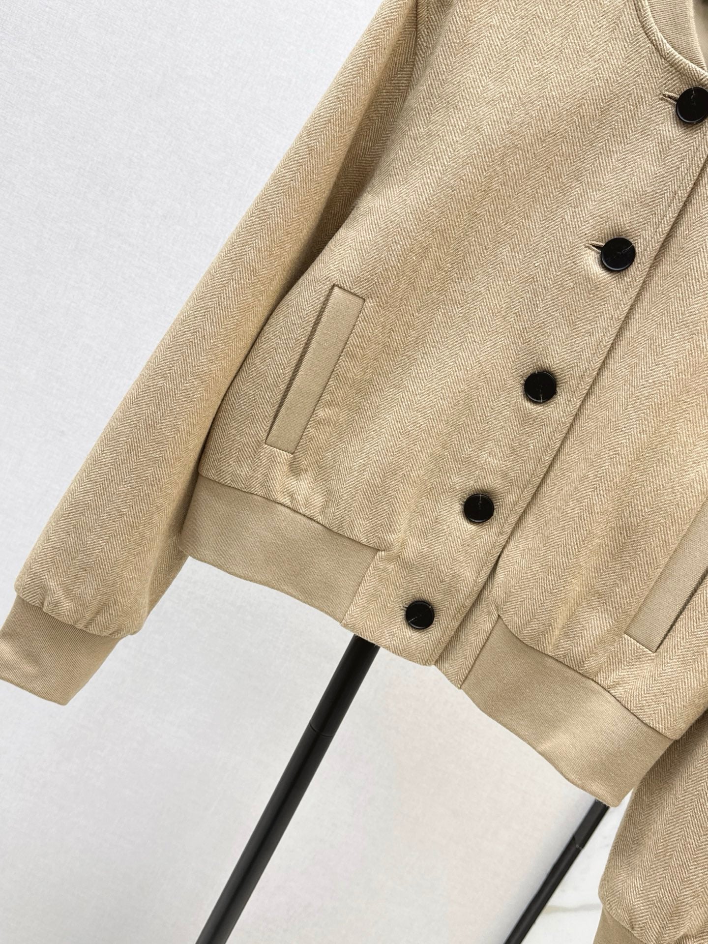 Di 25 New Letter Embroidered Cropped Baseball Jacket(GRAY/KHAKI)