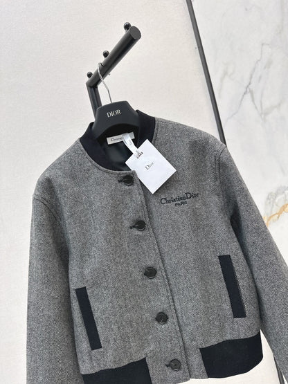 Di 25 New Letter Embroidered Cropped Baseball Jacket(GRAY/KHAKI)