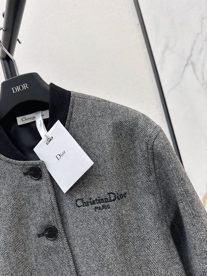 Di 25 New Letter Embroidered Cropped Baseball Jacket(GRAY/KHAKI)