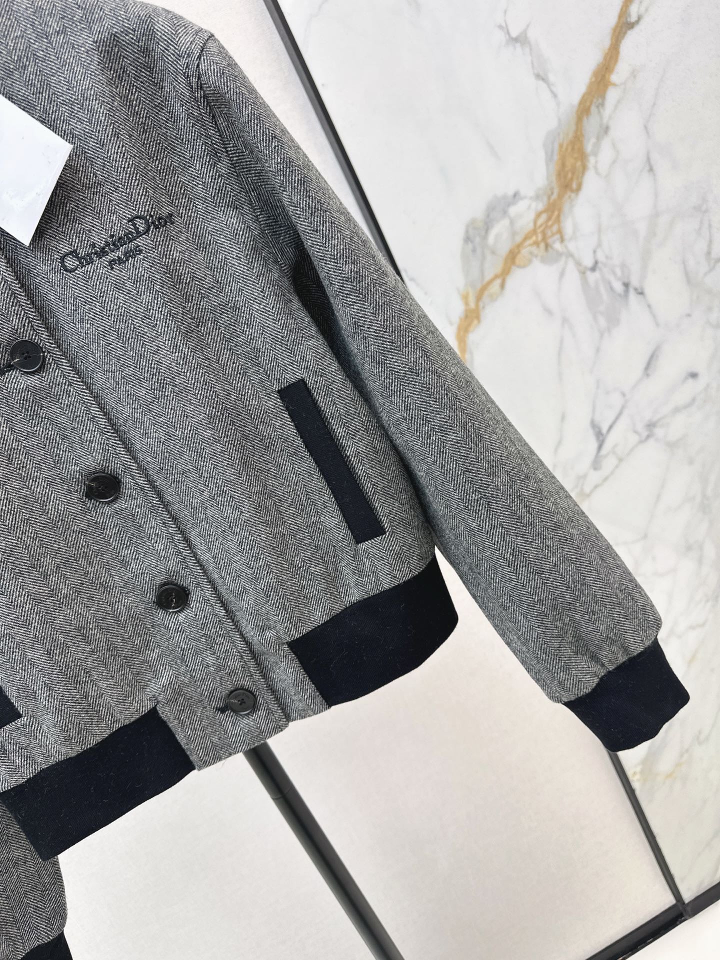 Di 25 New Letter Embroidered Cropped Baseball Jacket(GRAY/KHAKI)