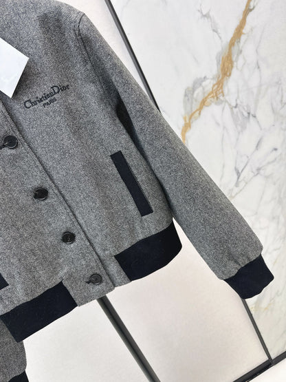 Di 25 New Letter Embroidered Cropped Baseball Jacket(GRAY/KHAKI)