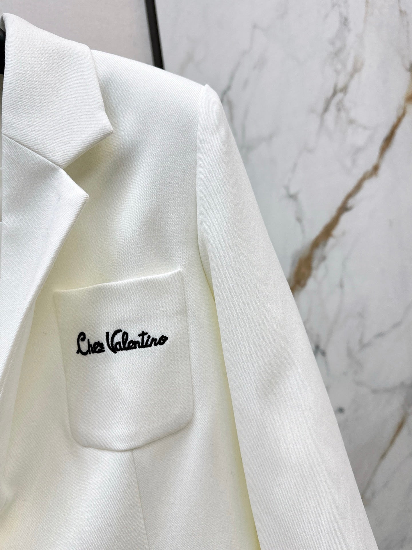 Di 25 New embroidered letter logo decorated suit jacket(WHITE/BLACK)