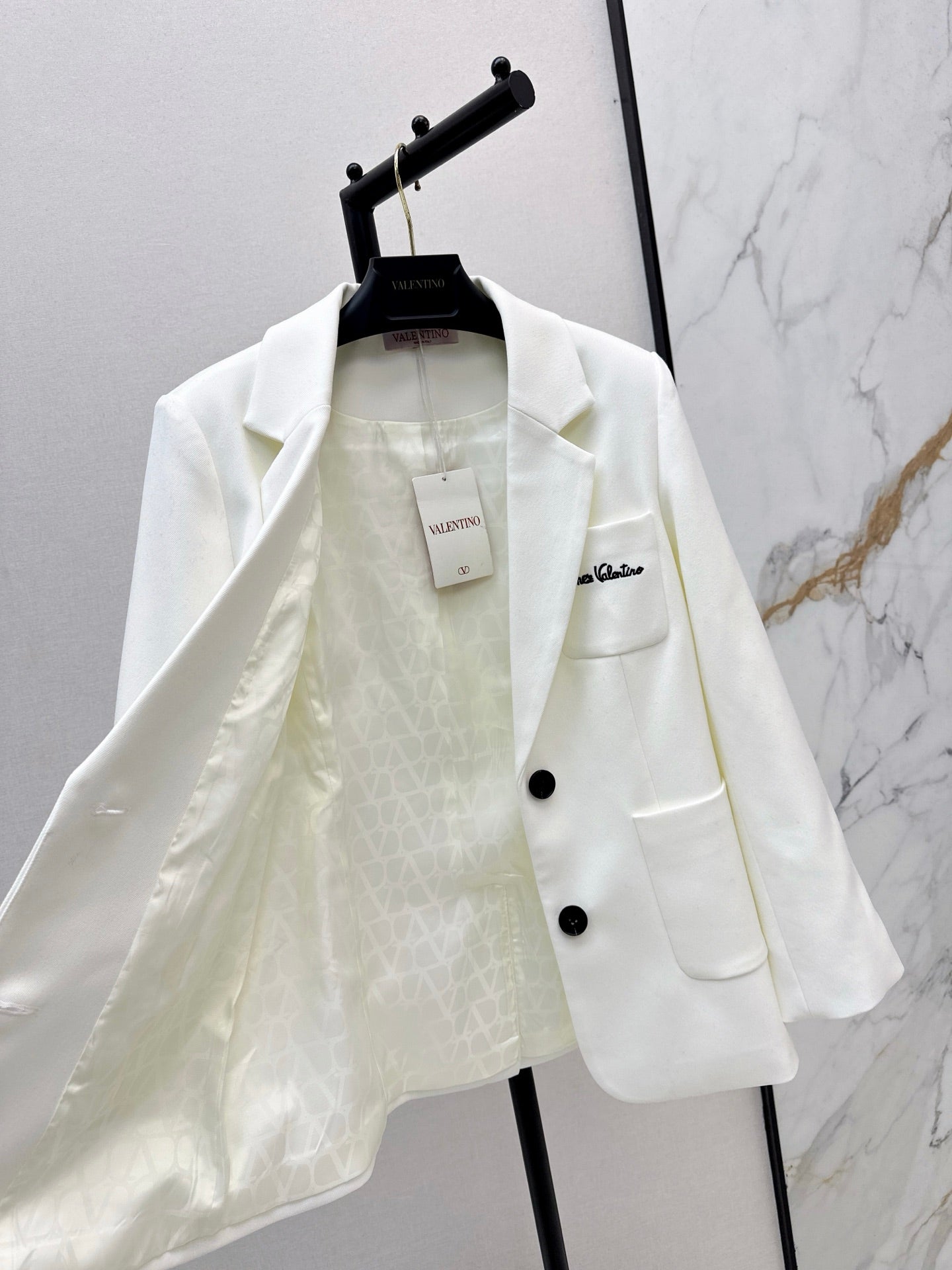 Di 25 New embroidered letter logo decorated suit jacket(WHITE/BLACK)