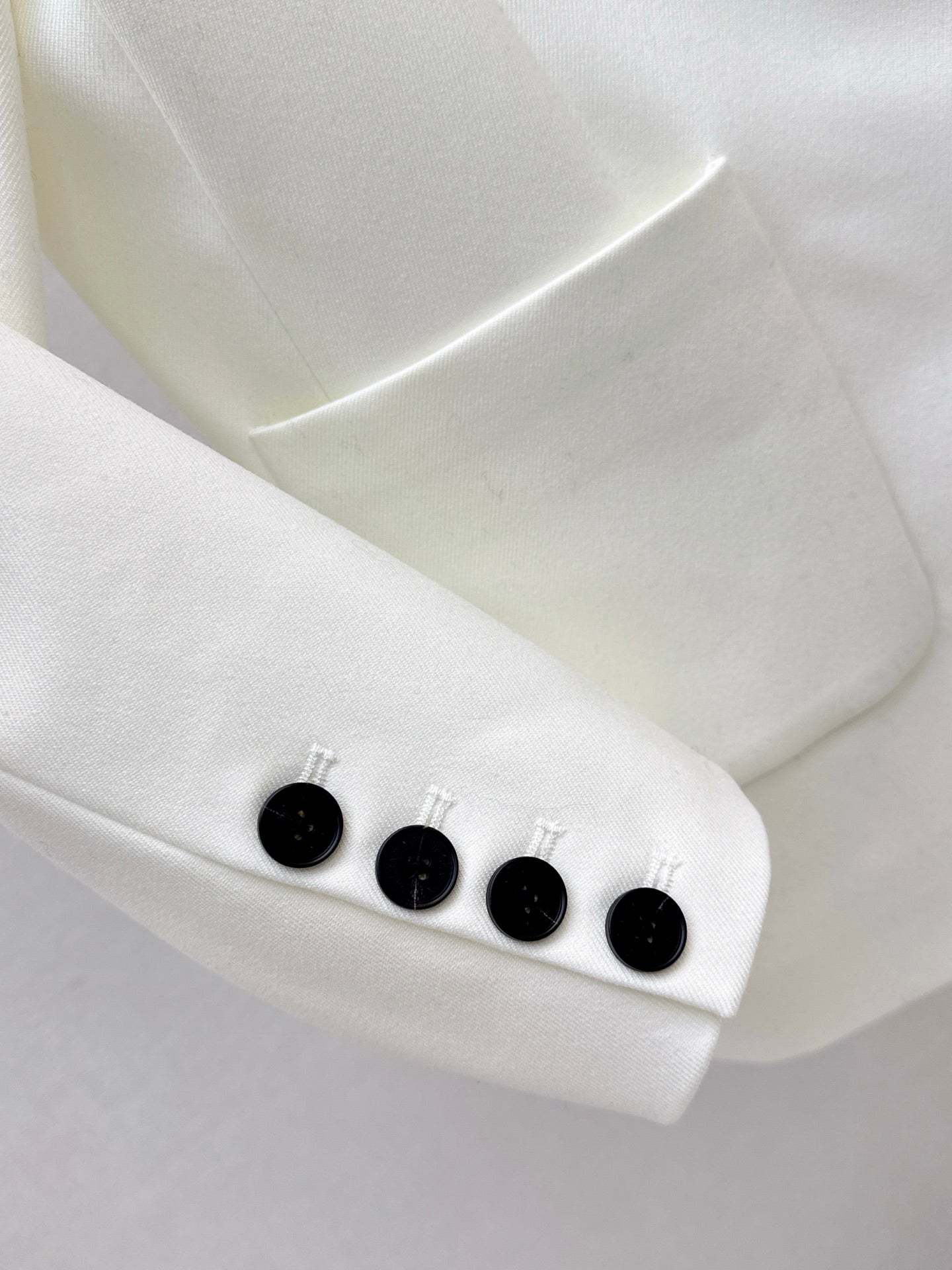 Di 25 New embroidered letter logo decorated suit jacket(WHITE/BLACK)