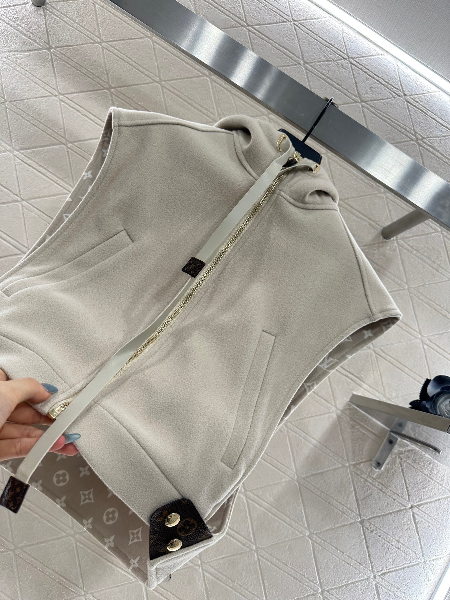 L 25 Hooded printed woolen waistcoat