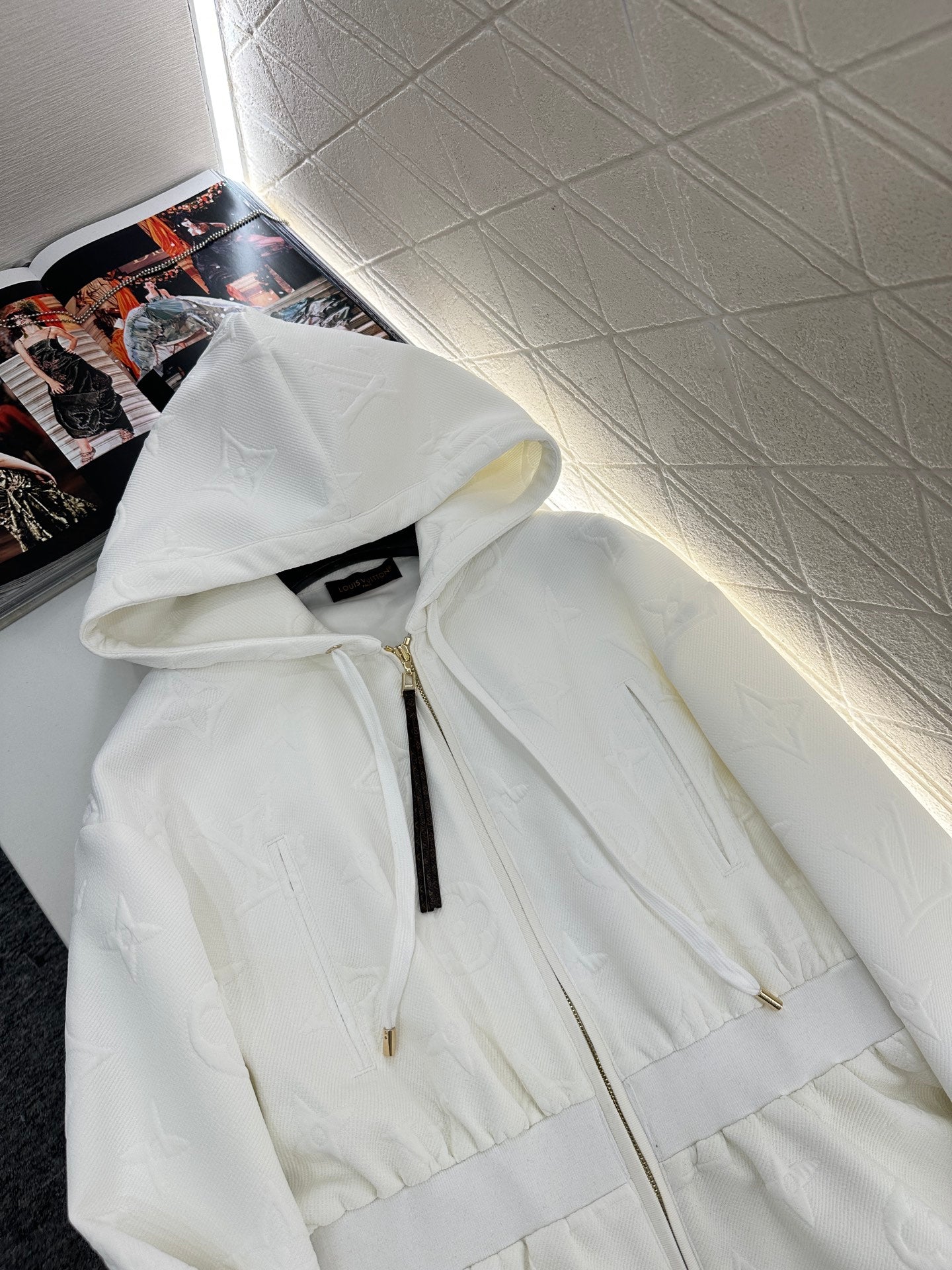 L 25 Embossed LOGO Hooded Waist Jacket and Pants Set