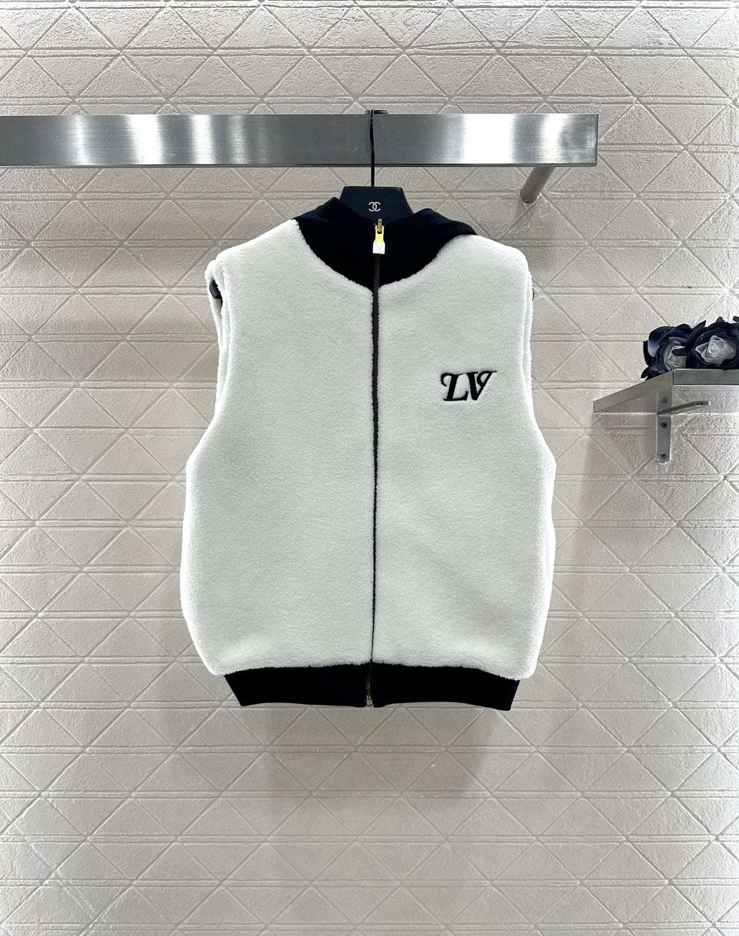 L 25 Reversible Teddy Vest(black/white)