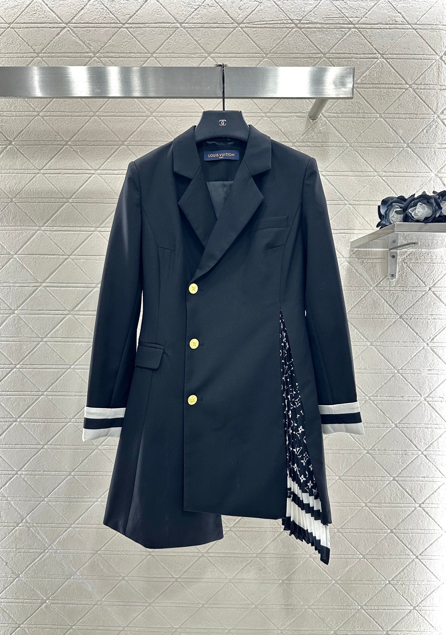 L 25 Irregular belt-stitched suit