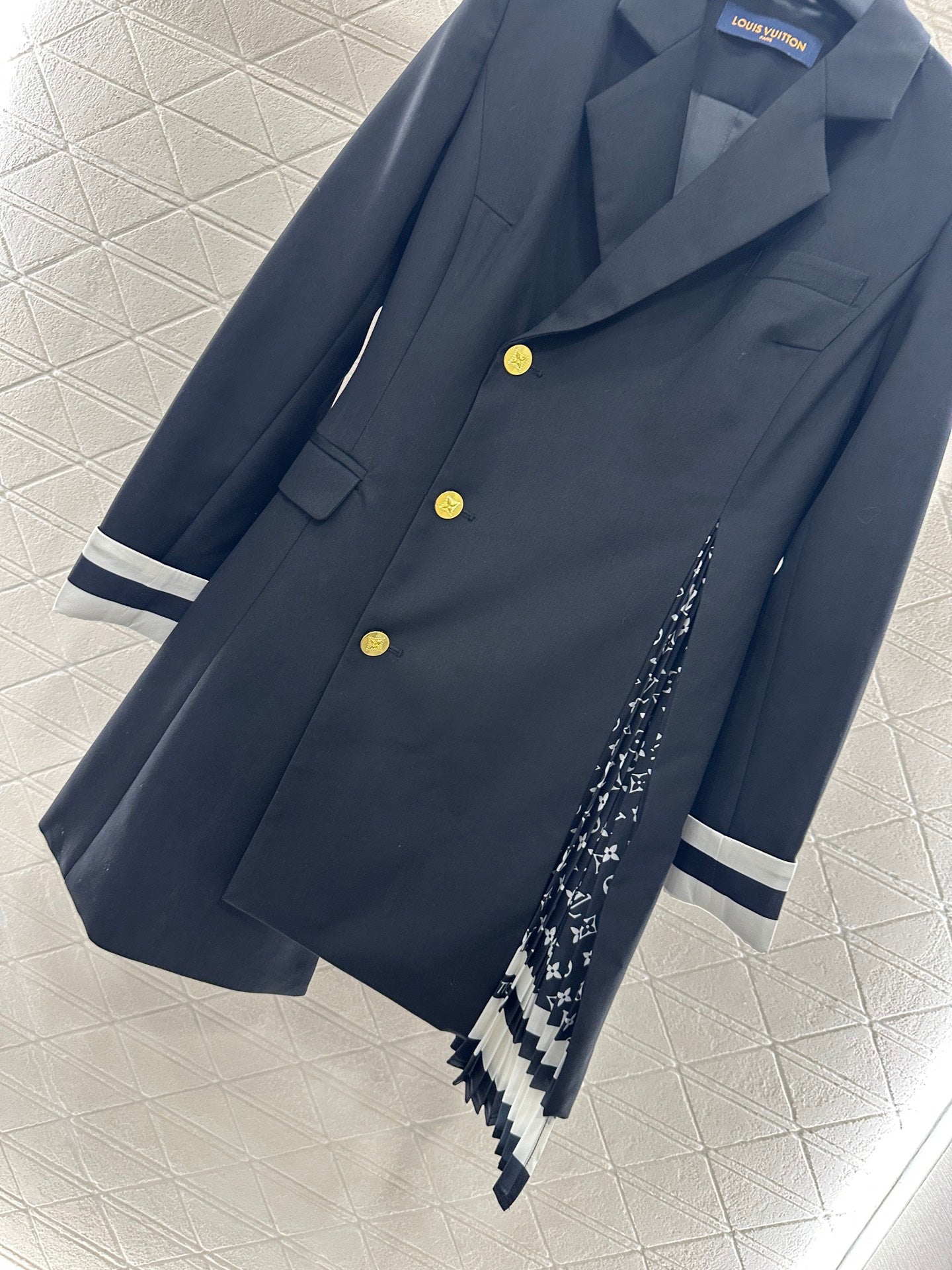L 25 Irregular belt-stitched suit