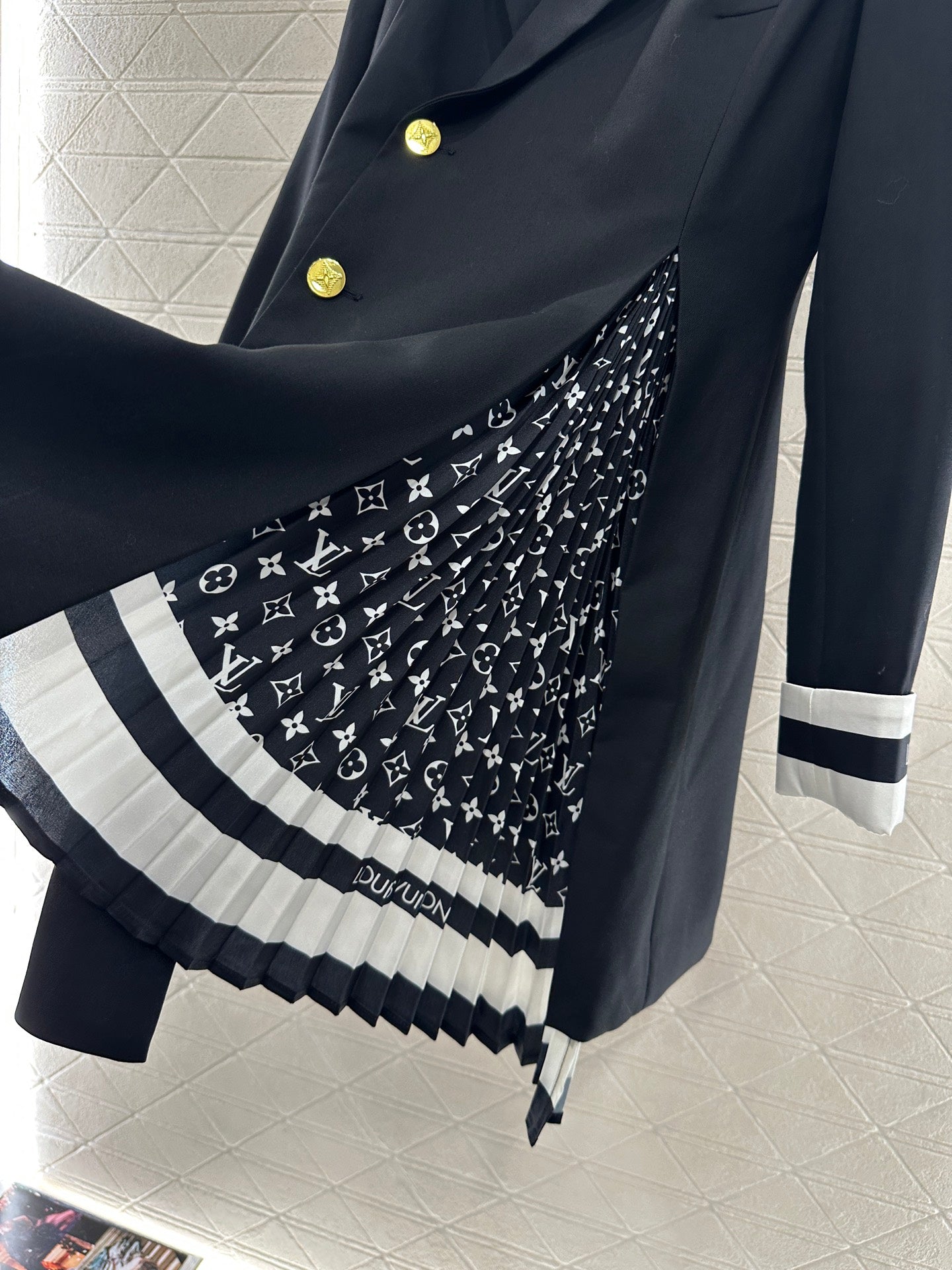 L 25 Irregular belt-stitched suit