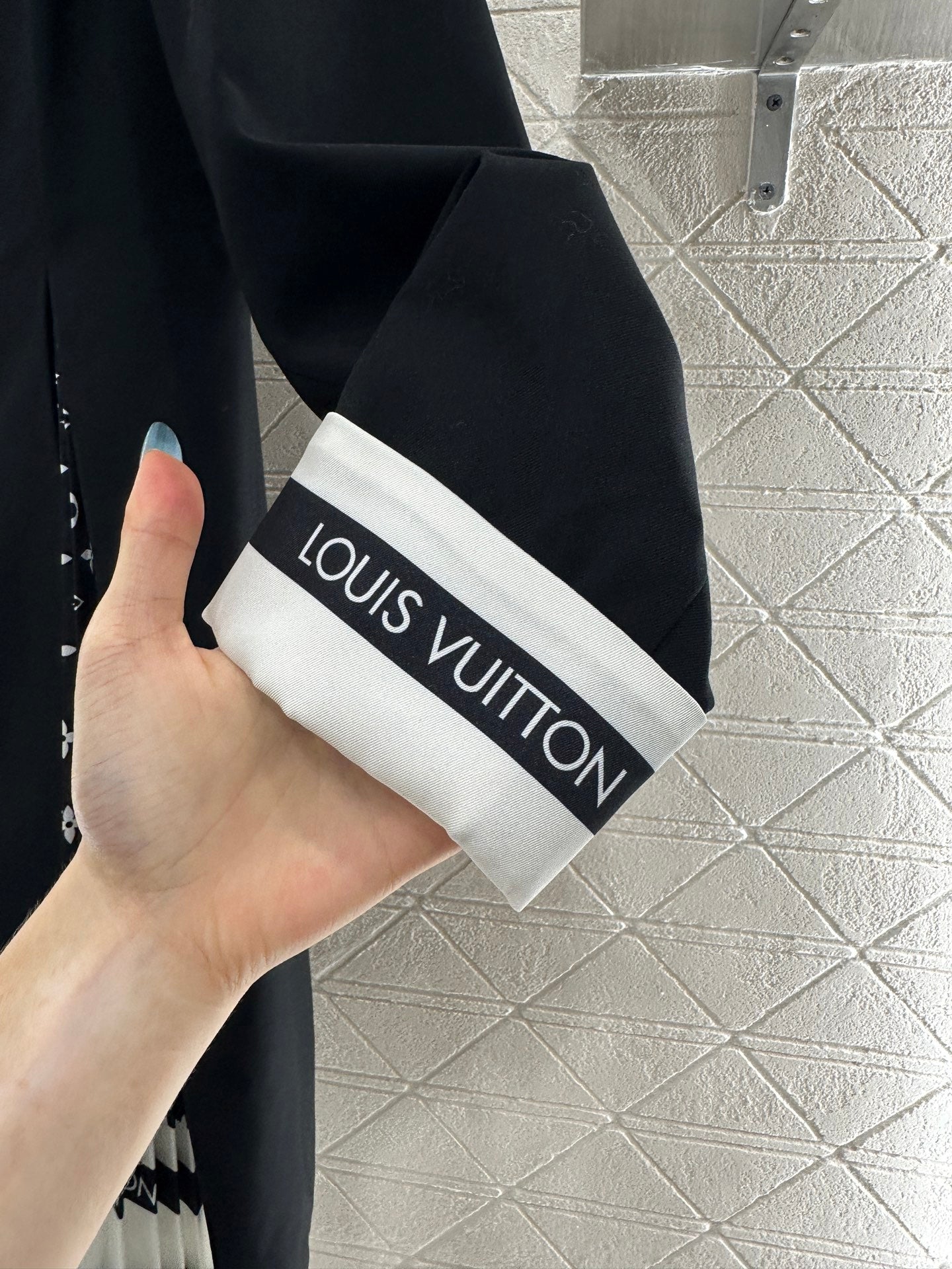L 25 Irregular belt-stitched suit