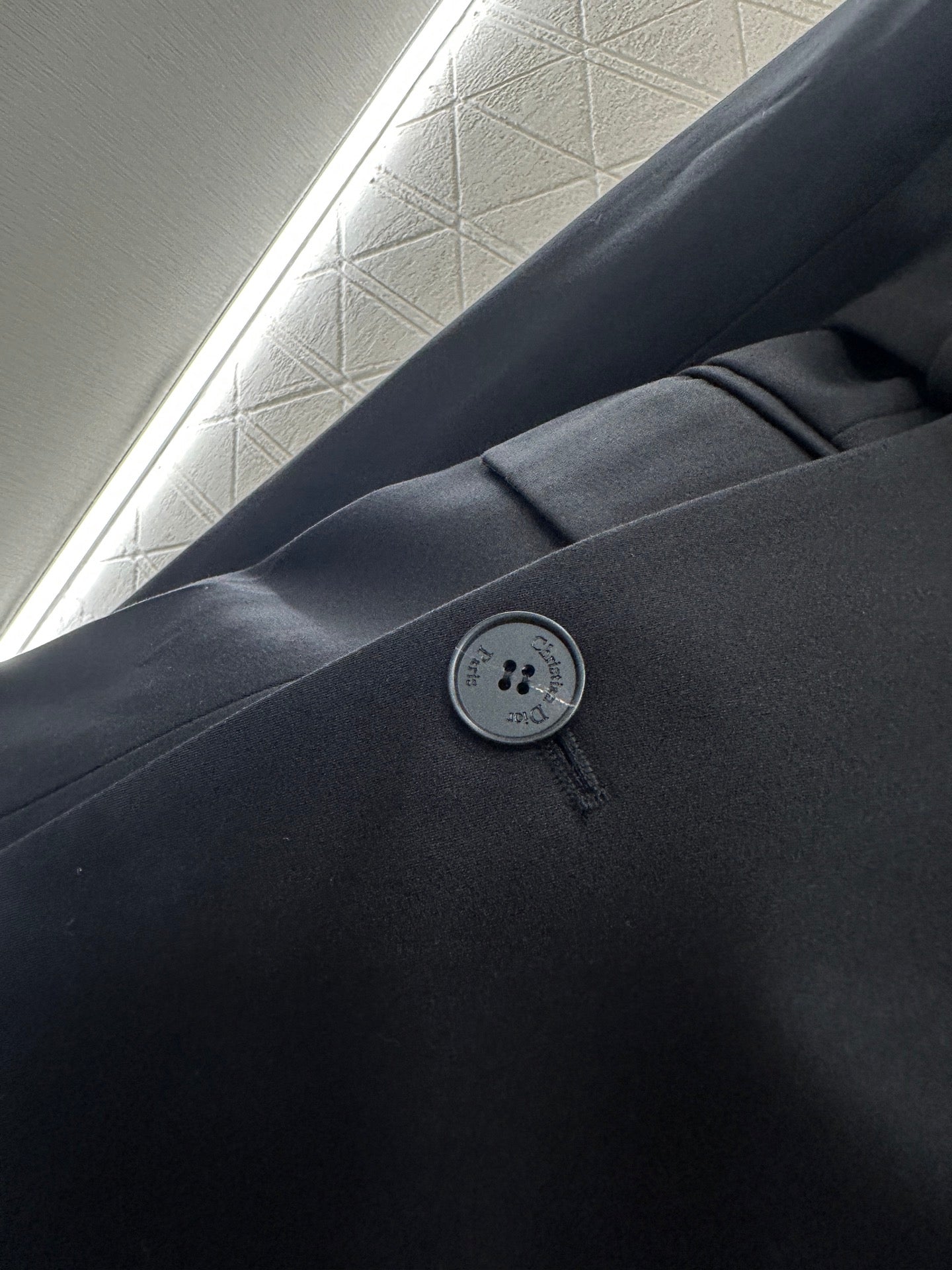 Di 25 Irregular belt-stitched suit