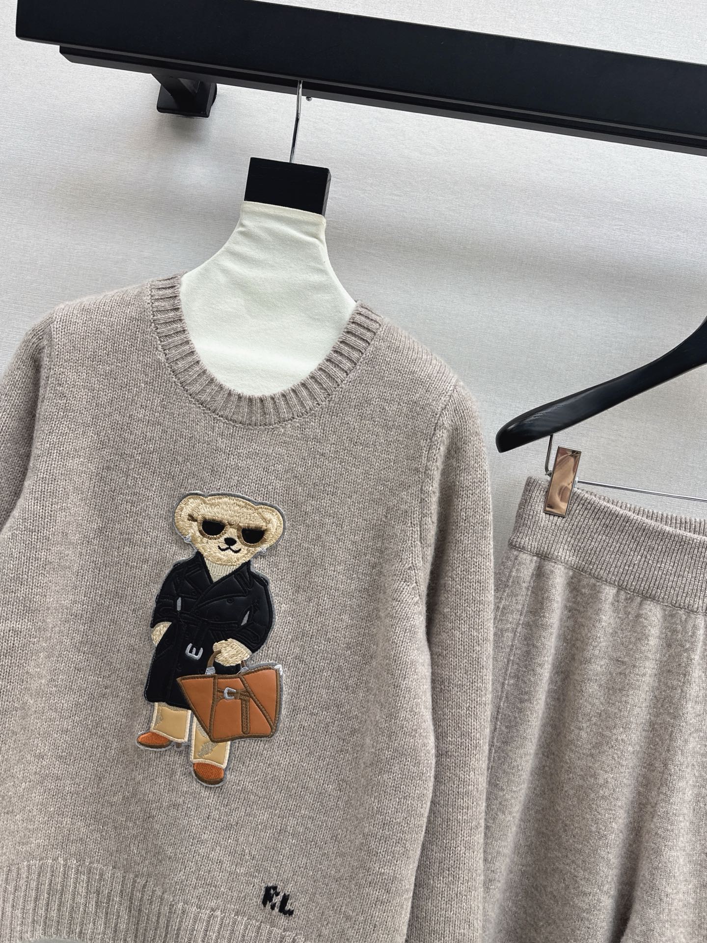 Ral 25 New round neck wool sweater + elastic waist straight pants