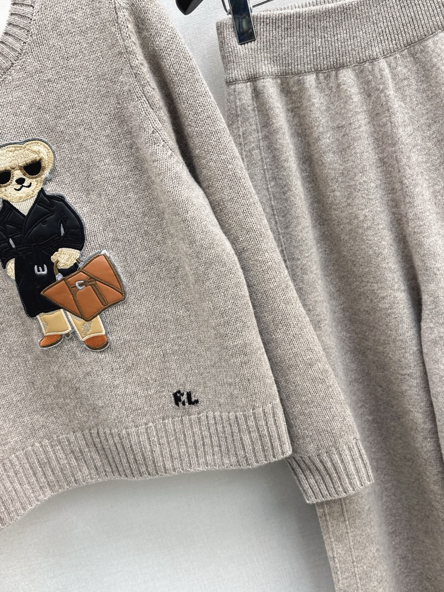 Ral 25 New round neck wool sweater + elastic waist straight pants
