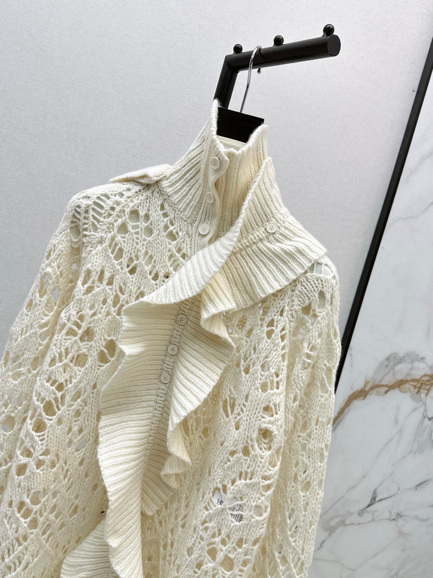 Di 25 Cream color hollow crocheted ruffle sweater (detachable)