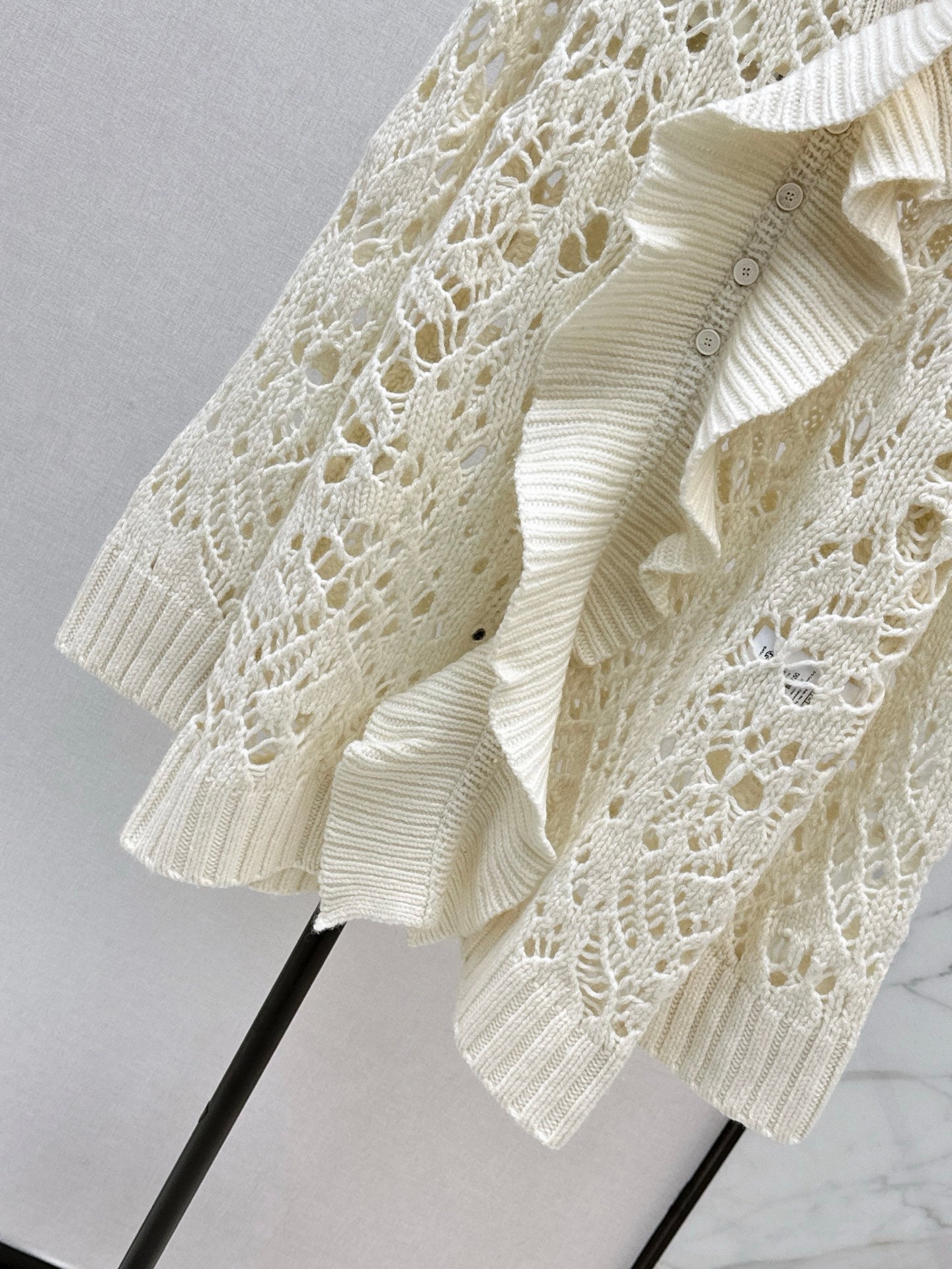 Di 25 Cream color hollow crocheted ruffle sweater (detachable)