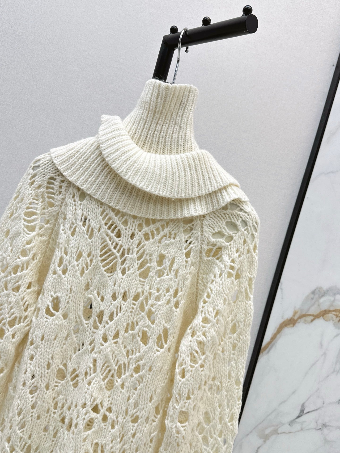Di 25 Cream color hollow crocheted ruffle sweater (detachable)