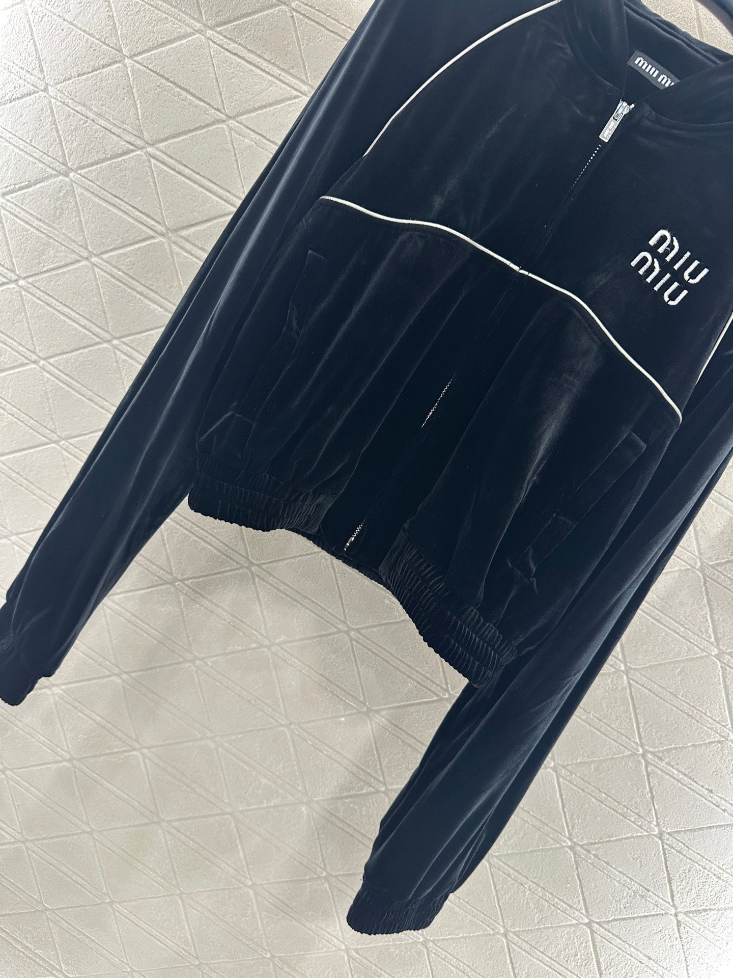 Mi 25 Velvet hooded jacket and wide-leg pants suit