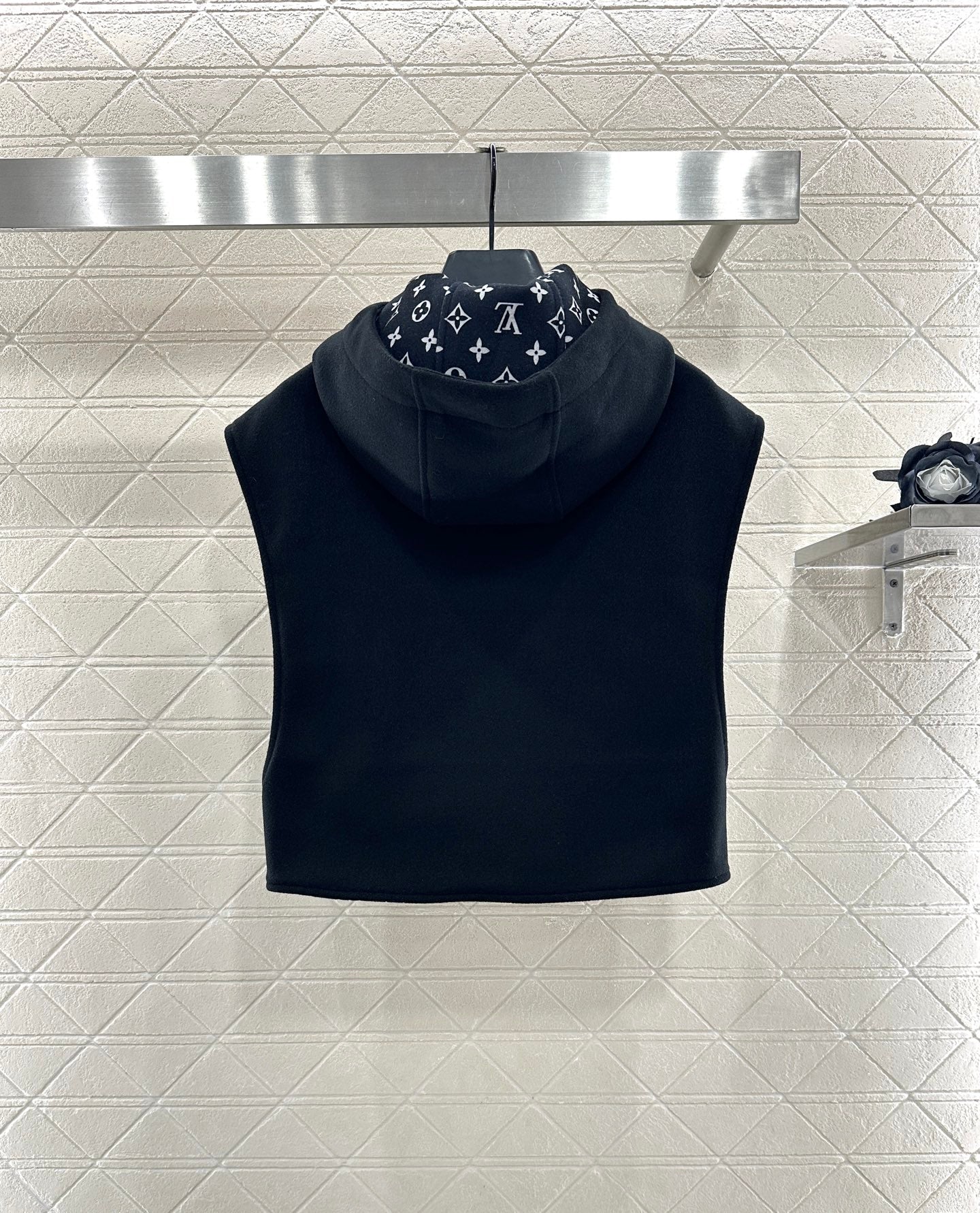 L 25 Hooded printed woolen camisole vest