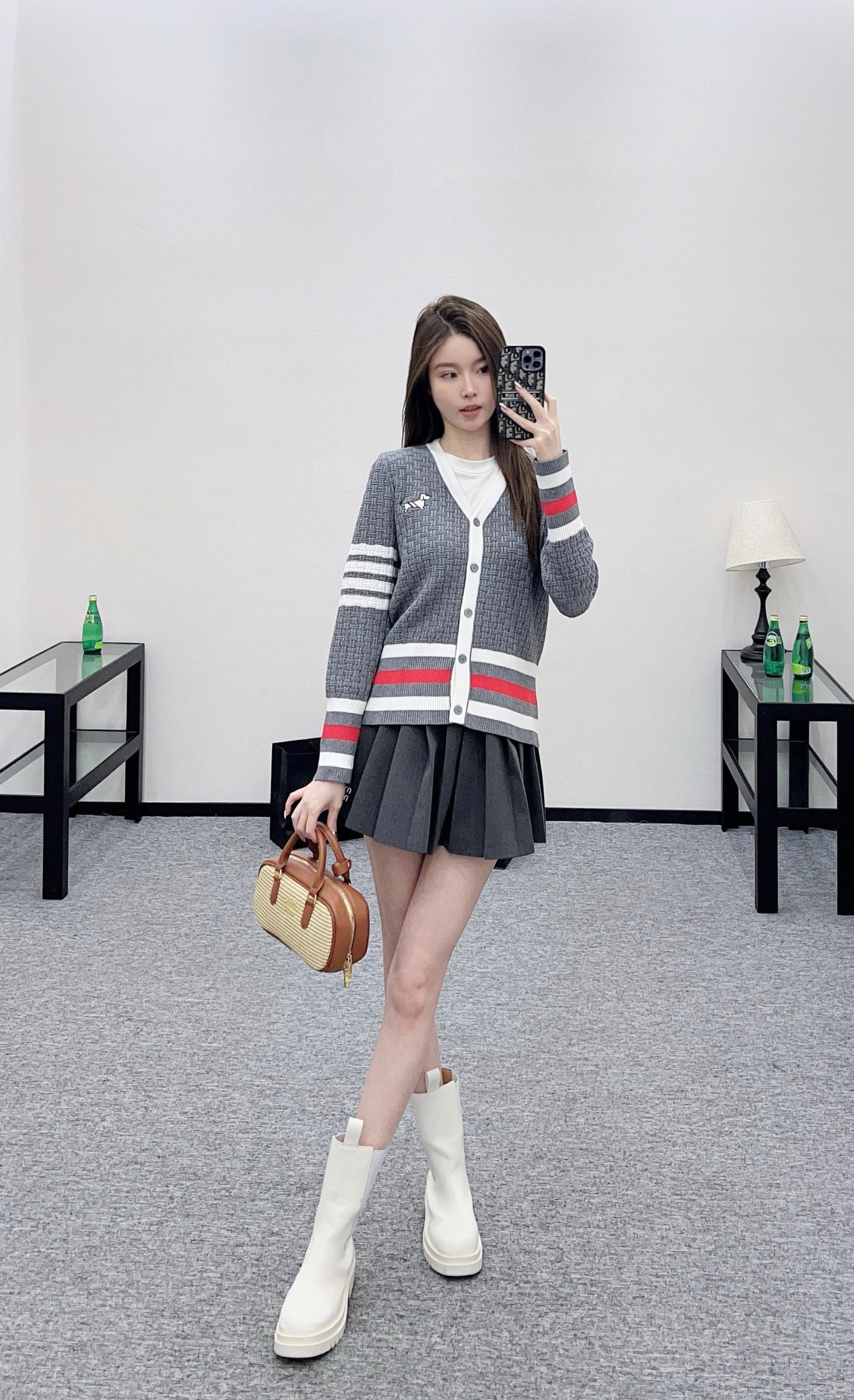 Th 25 Knitted contrasting knitted wool cardigan