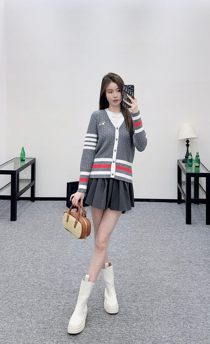 Th 25 Knitted contrasting knitted wool cardigan