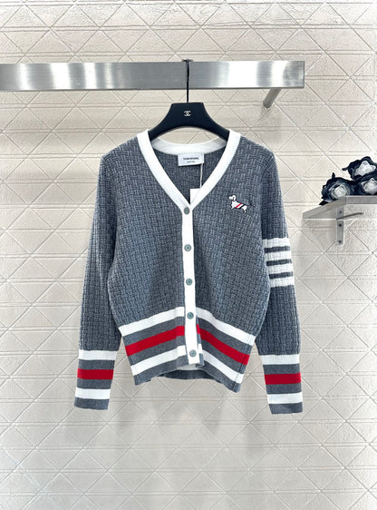 Th 25 Knitted contrasting knitted wool cardigan