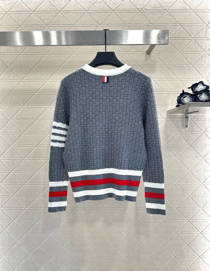 Th 25 Knitted contrasting knitted wool cardigan