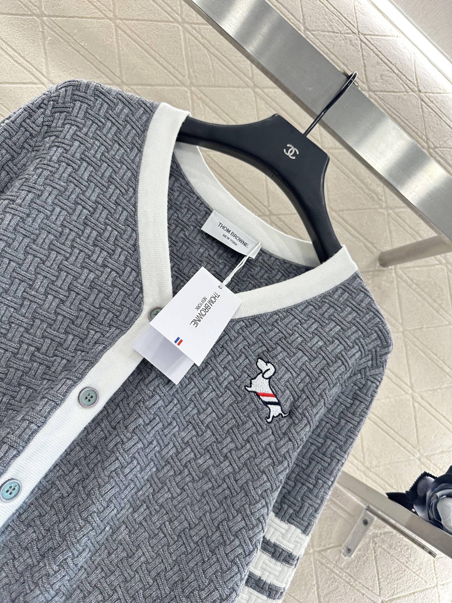 Th 25 Knitted contrasting knitted wool cardigan