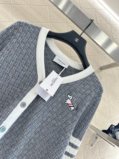 Th 25 Knitted contrasting knitted wool cardigan
