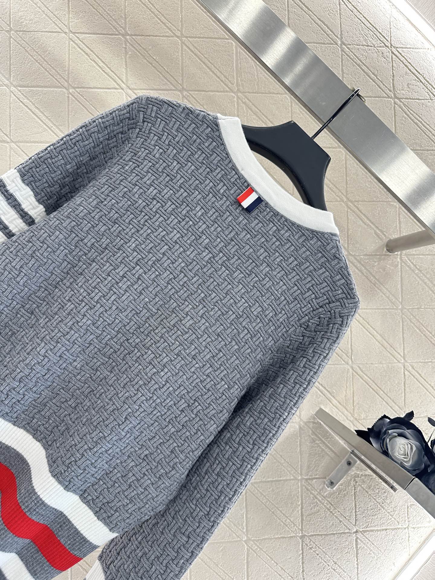 Th 25 Knitted contrasting knitted wool cardigan
