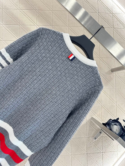 Th 25 Knitted contrasting knitted wool cardigan