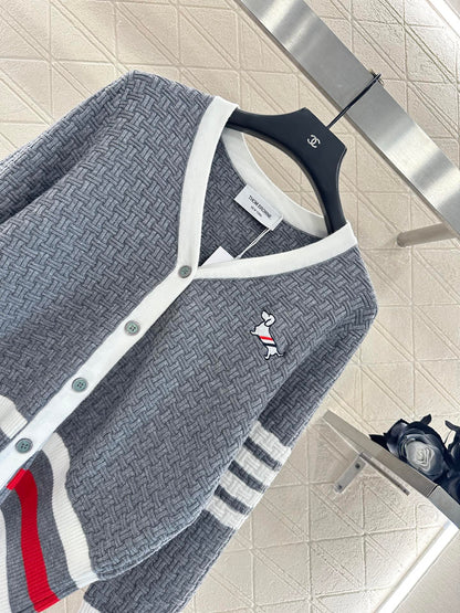 Th 25 Knitted contrasting knitted wool cardigan