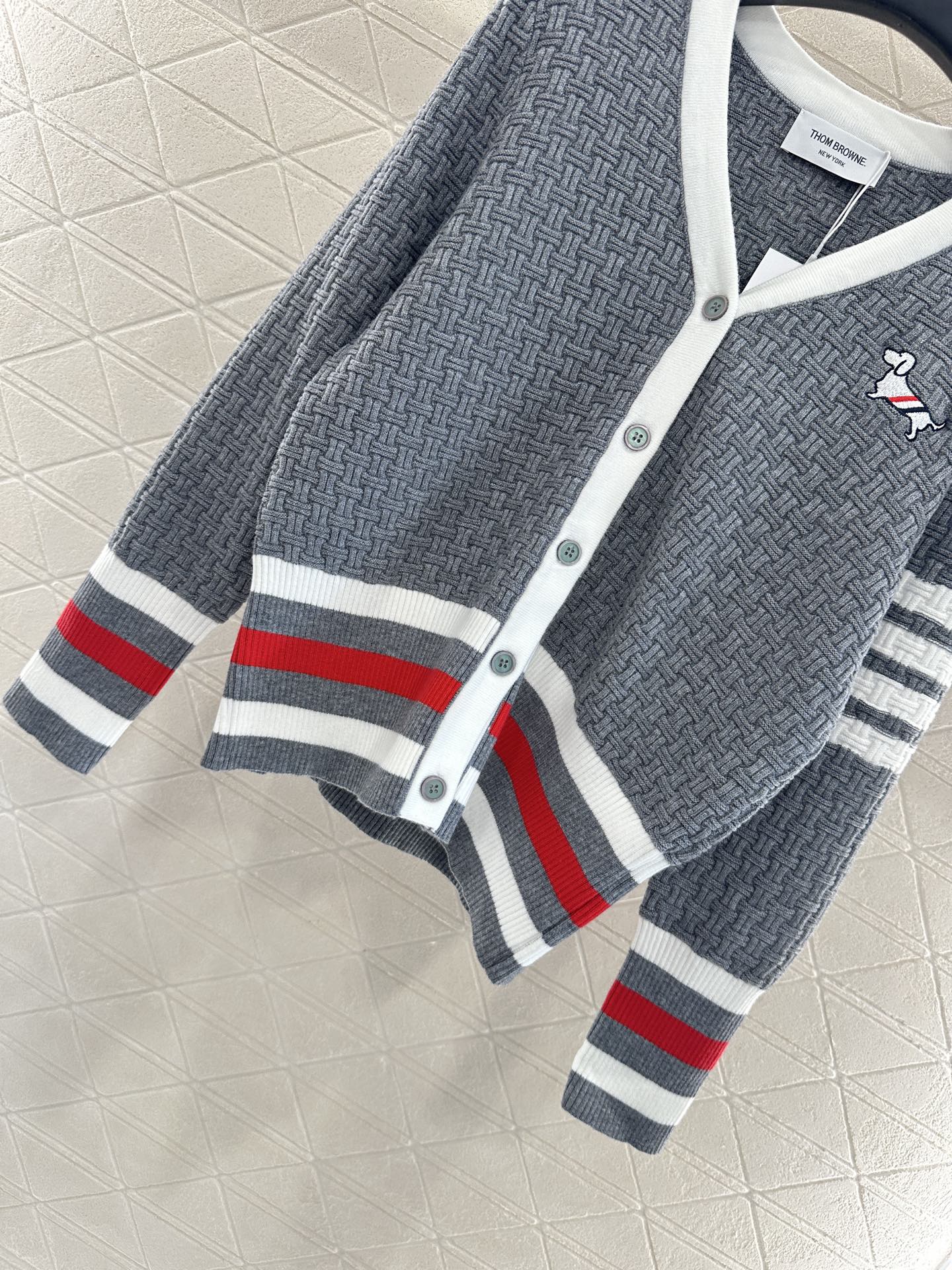 Th 25 Knitted contrasting knitted wool cardigan