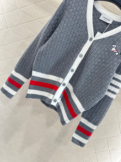 Th 25 Knitted contrasting knitted wool cardigan