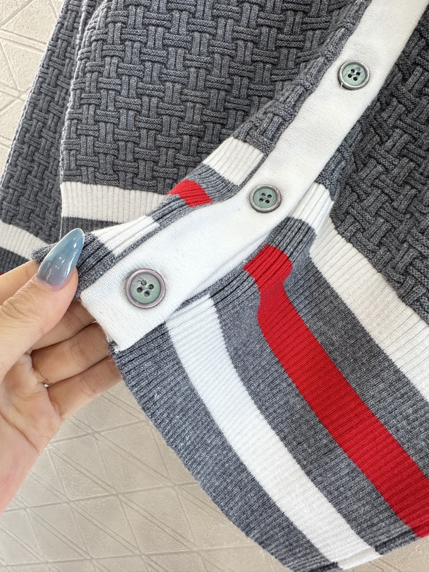 Th 25 Knitted contrasting knitted wool cardigan
