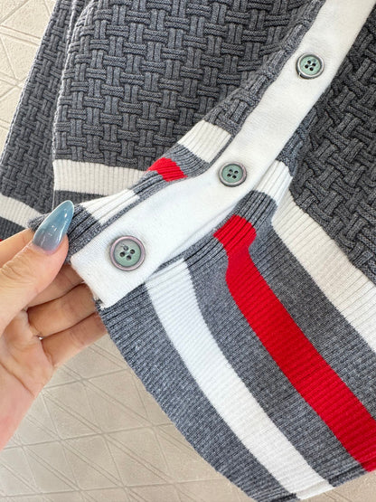 Th 25 Knitted contrasting knitted wool cardigan