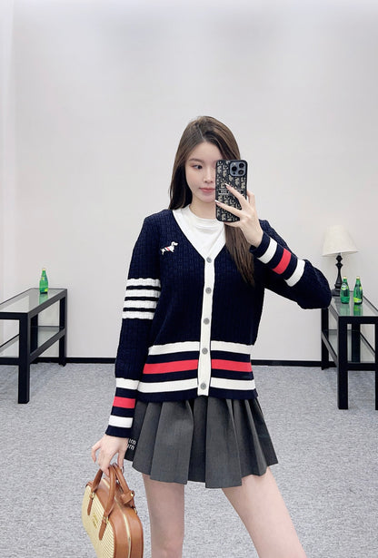 Th 25 Knitted contrasting knitted wool cardigan