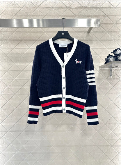 Th 25 Knitted contrasting knitted wool cardigan