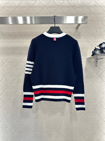 Th 25 Knitted contrasting knitted wool cardigan