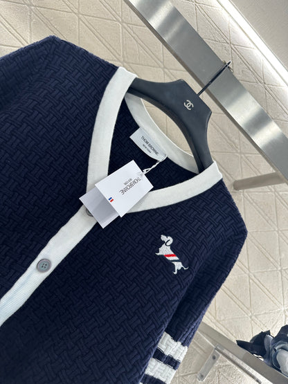 Th 25 Knitted contrasting knitted wool cardigan