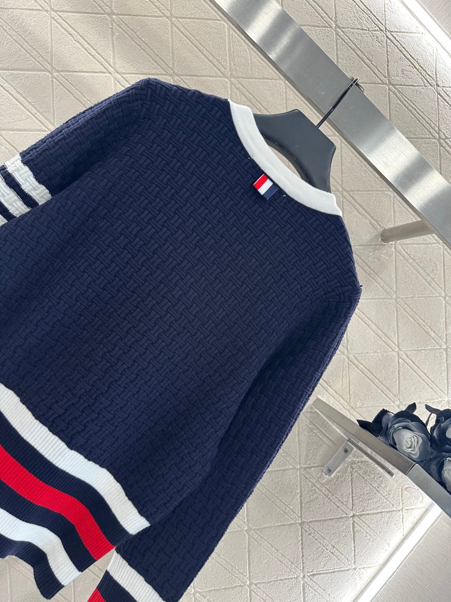 Th 25 Knitted contrasting knitted wool cardigan