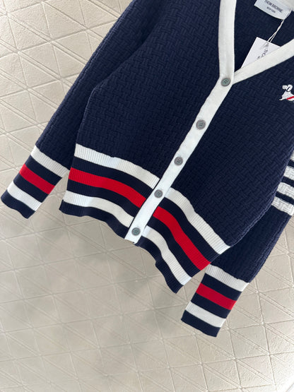Th 25 Knitted contrasting knitted wool cardigan