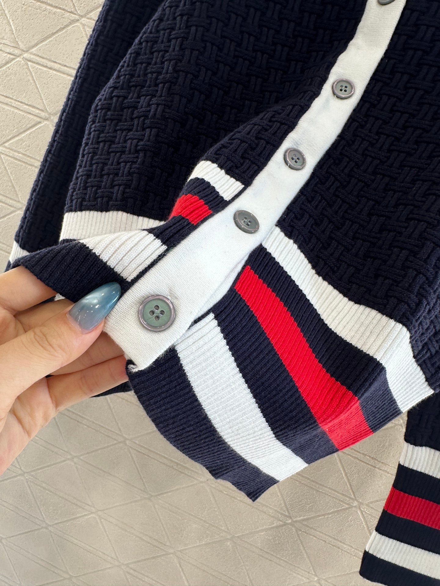 Th 25 Knitted contrasting knitted wool cardigan