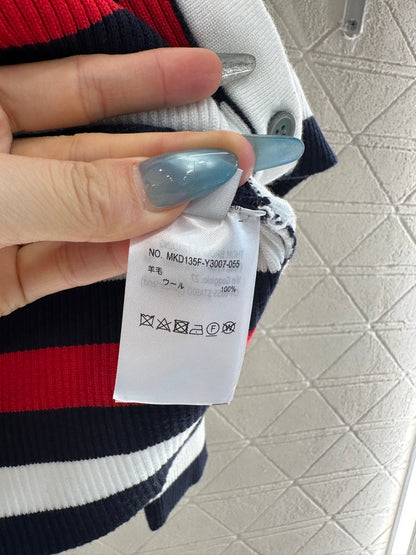 Th 25 Knitted contrasting knitted wool cardigan