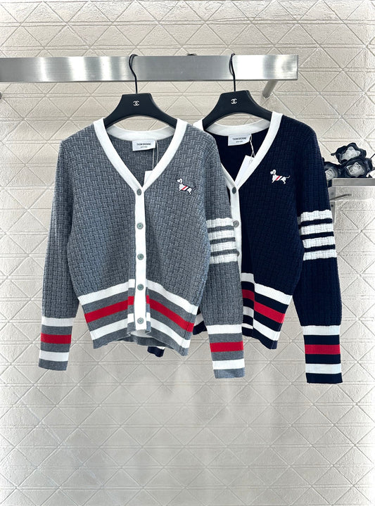 Th 25 Knitted contrasting knitted wool cardigan
