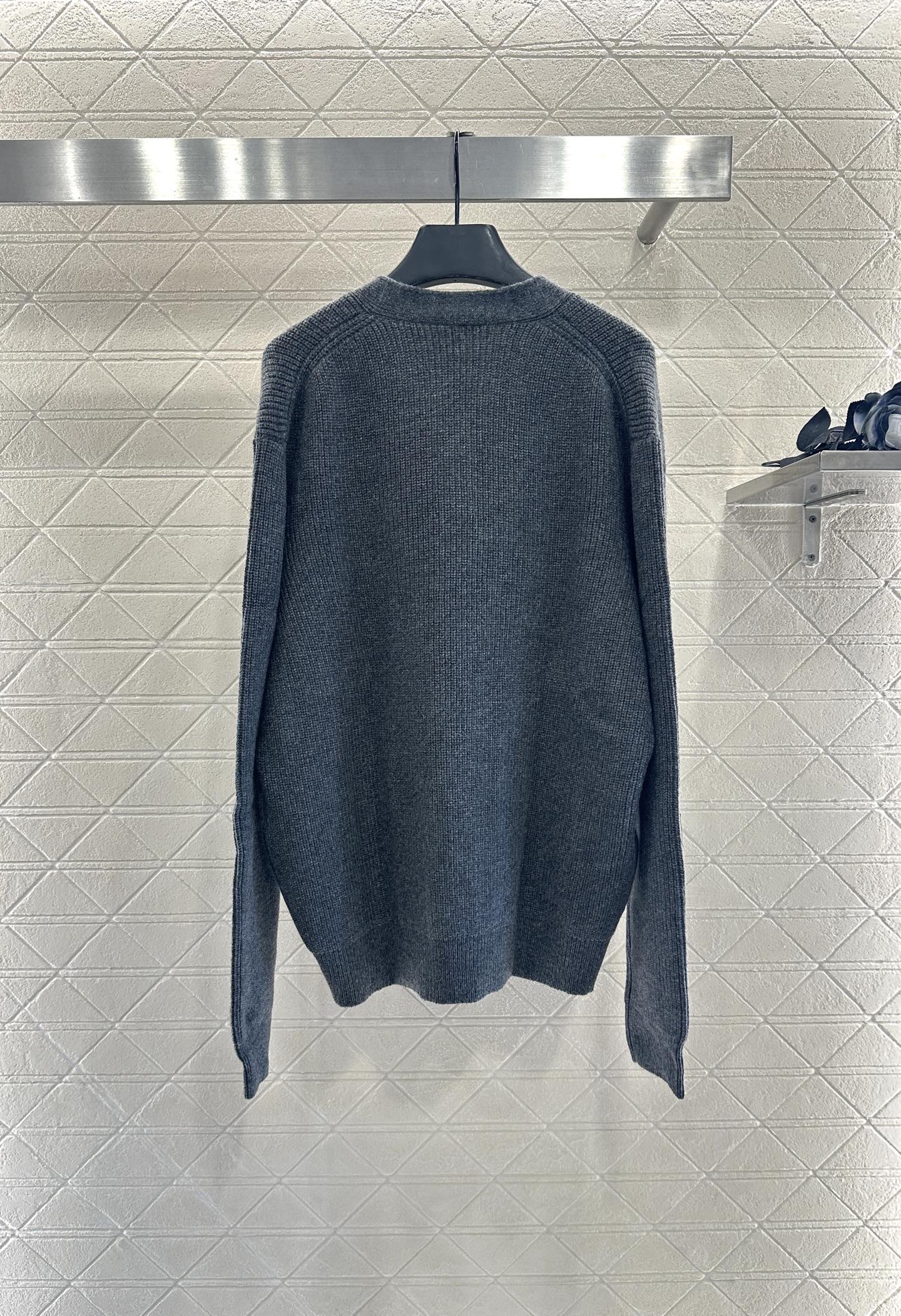 L 25 Alphabet Embroidered Pocket Knitted Cashmere Cardigan