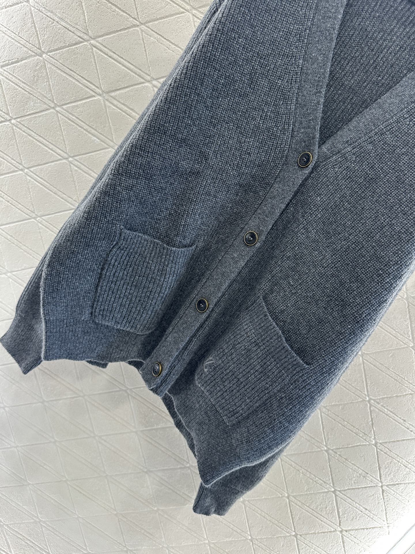 L 25 Alphabet Embroidered Pocket Knitted Cashmere Cardigan