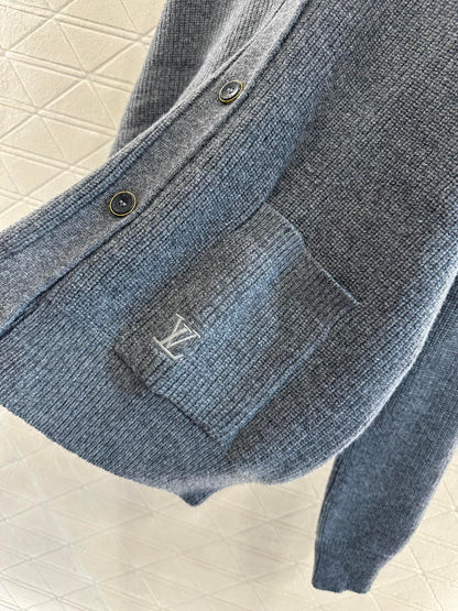 L 25 Alphabet Embroidered Pocket Knitted Cashmere Cardigan