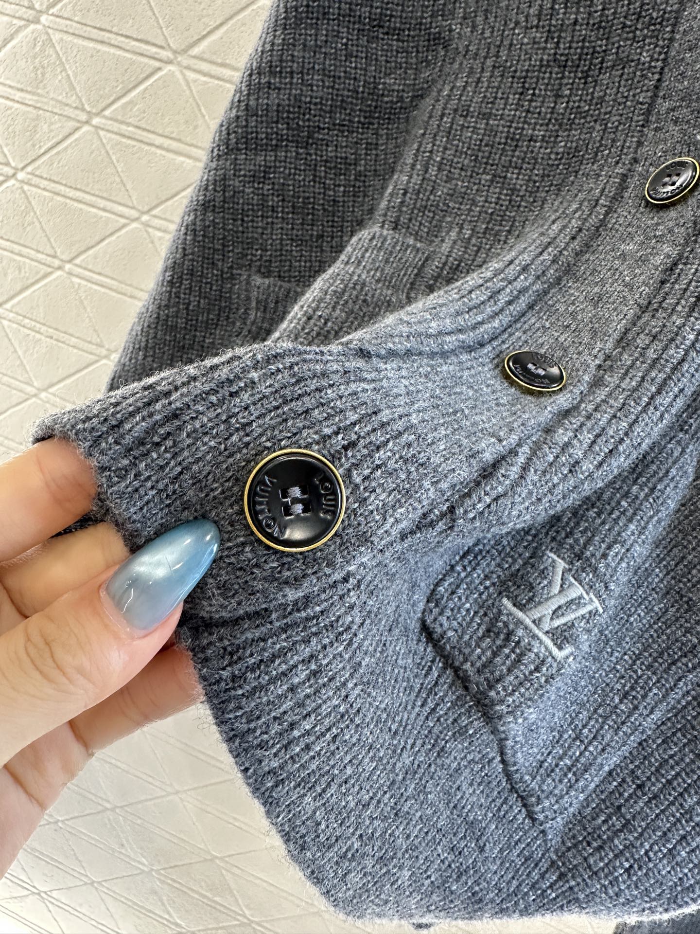 L 25 Alphabet Embroidered Pocket Knitted Cashmere Cardigan